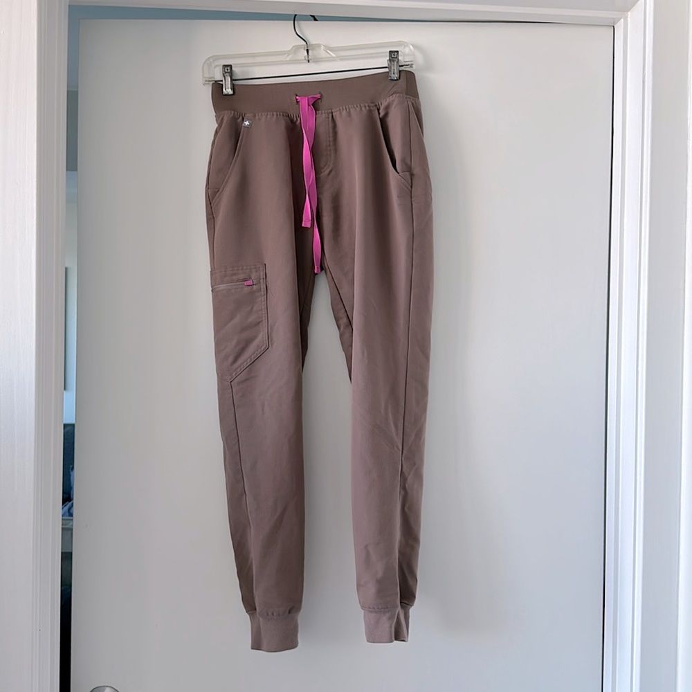 FIGS scrub pant, Smokey taupe
